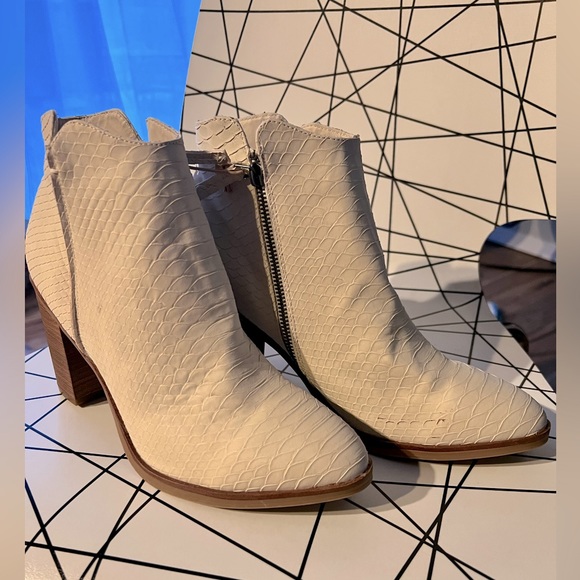 New MIA Ivory Boots - Picture 4 of 9